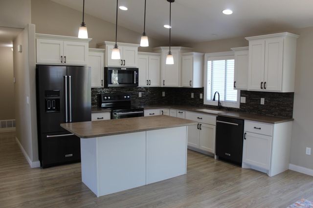729 48th Avenue W, West Fargo, ND 58078