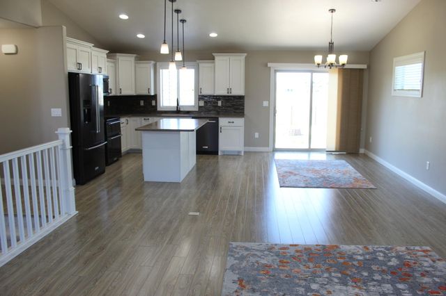 729 48th Avenue W, West Fargo, ND 58078