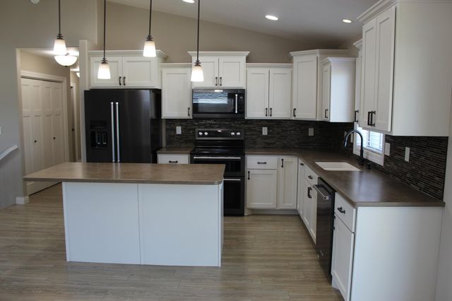 729 48th Avenue W, West Fargo, ND 58078