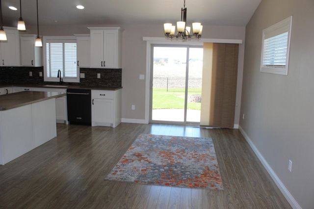 729 48th Avenue W, West Fargo, ND 58078