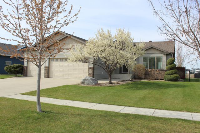729 48th Avenue W, West Fargo, ND 58078
