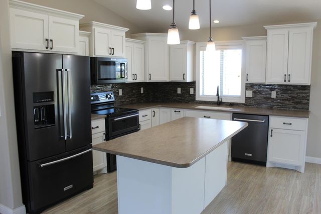 729 48th Avenue W, West Fargo, ND 58078