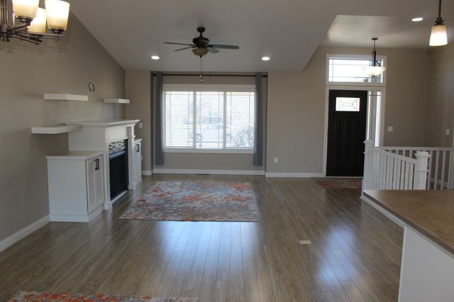 729 48th Avenue W, West Fargo, ND 58078