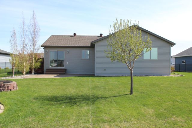 729 48th Avenue W, West Fargo, ND 58078