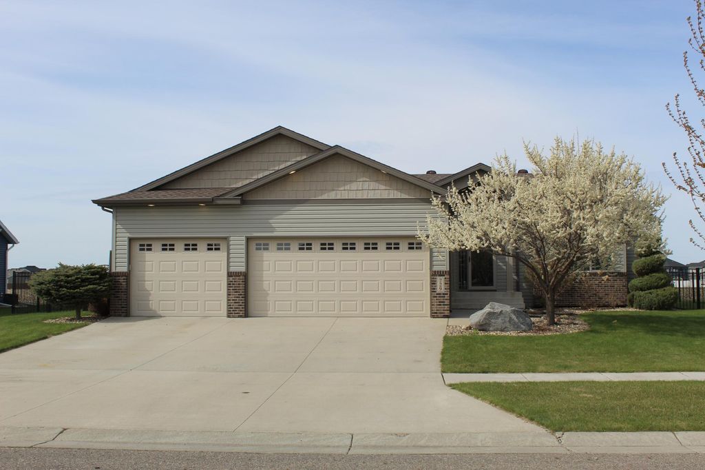 729 48th Avenue W, West Fargo, ND 58078