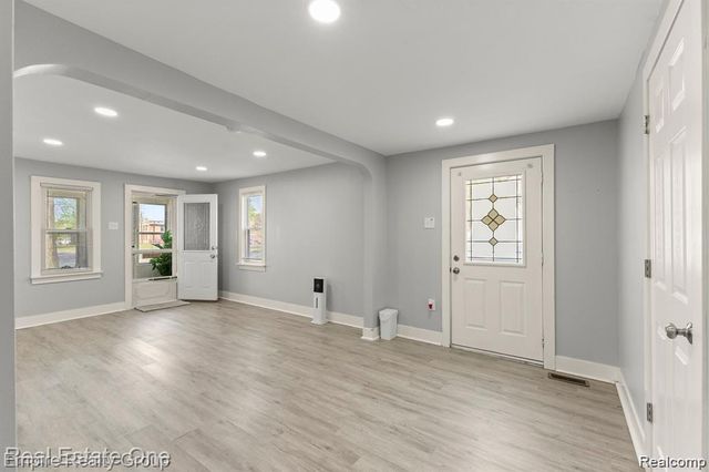 21047 Outer Drive, Dearborn, MI 48124