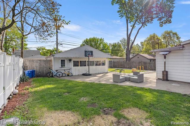 21047 Outer Drive, Dearborn, MI 48124