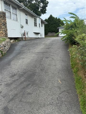 117 West Main Road, Middletown, RI 02842