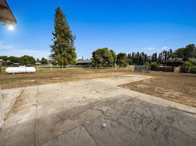 7403 E Alluvial Avenue, Clovis, CA 93619
