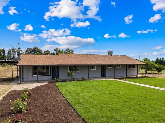 7403 E Alluvial Avenue, Clovis, CA 93619