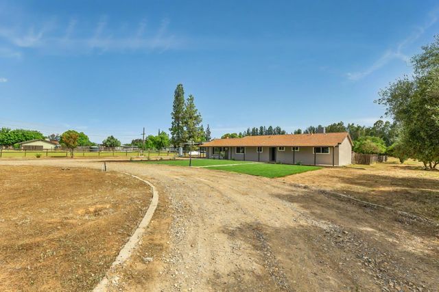 7403 E Alluvial Avenue, Clovis, CA 93619