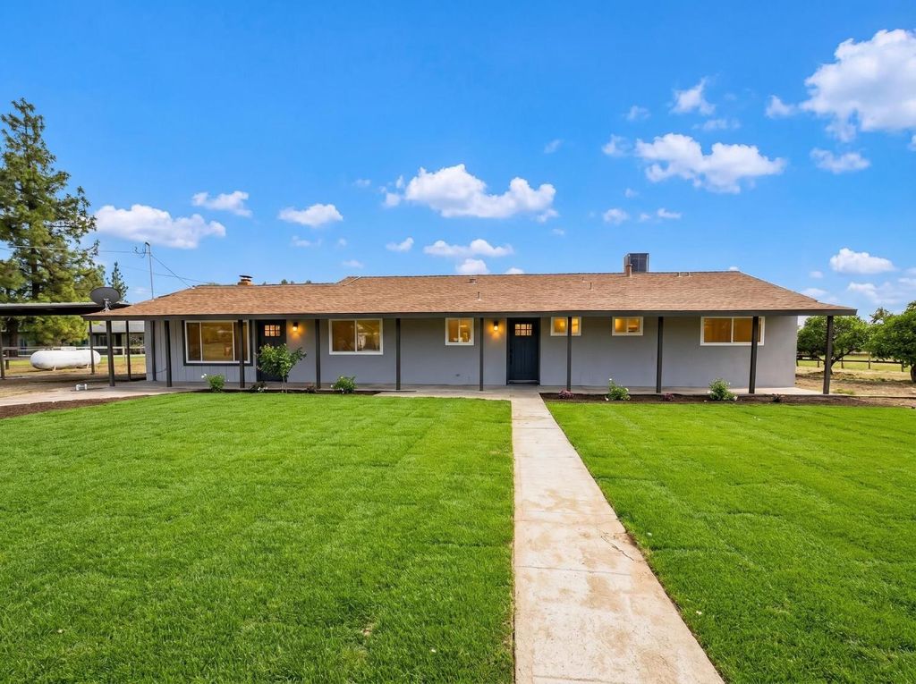 Image 1 of property listing at 7403 E Alluvial Avenue, Clovis, CA 93619