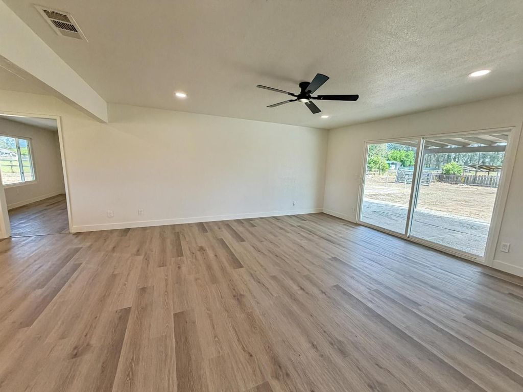 Image 14 of property listing at 7403 E Alluvial Avenue, Clovis, CA 93619
