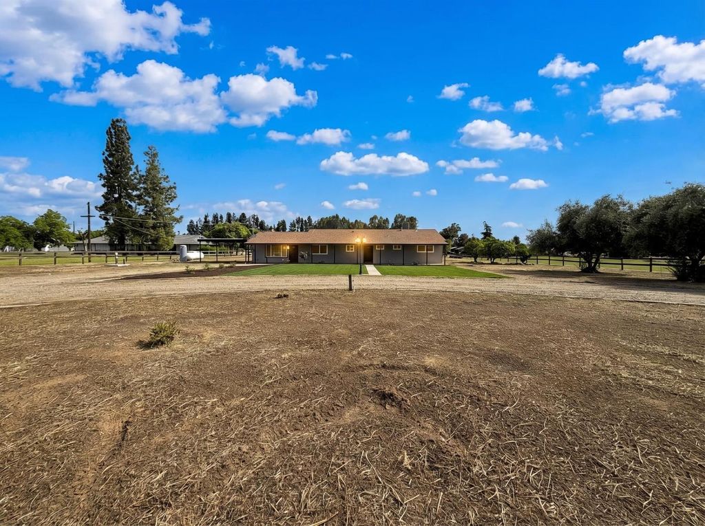 Image 2 of property listing at 7403 E Alluvial Avenue, Clovis, CA 93619