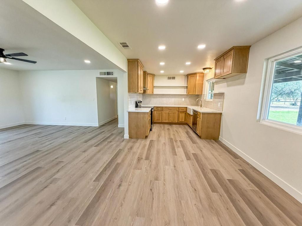 Image 40 of property listing at 7403 E Alluvial Avenue, Clovis, CA 93619