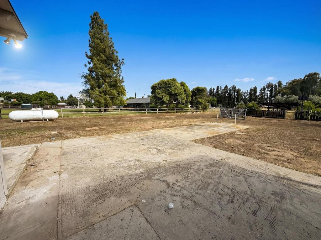 Image 45 of property listing at 7403 E Alluvial Avenue, Clovis, CA 93619