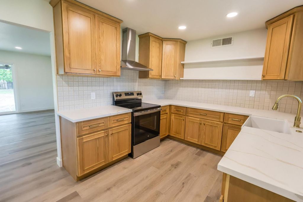 Image 5 of property listing at 7403 E Alluvial Avenue, Clovis, CA 93619