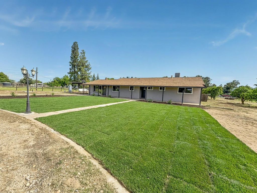 Image 54 of property listing at 7403 E Alluvial Avenue, Clovis, CA 93619