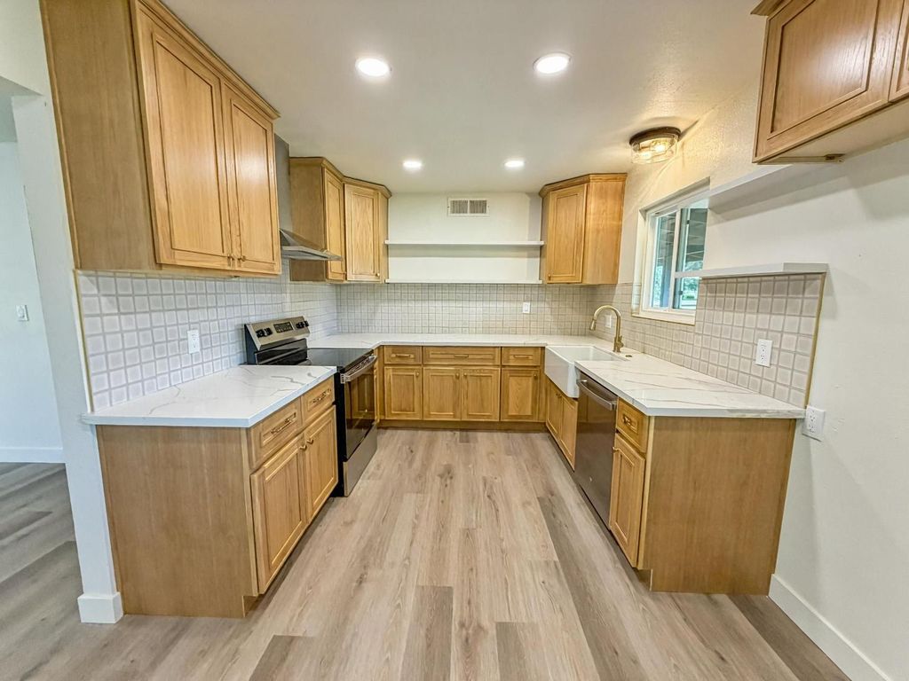 Image 6 of property listing at 7403 E Alluvial Avenue, Clovis, CA 93619