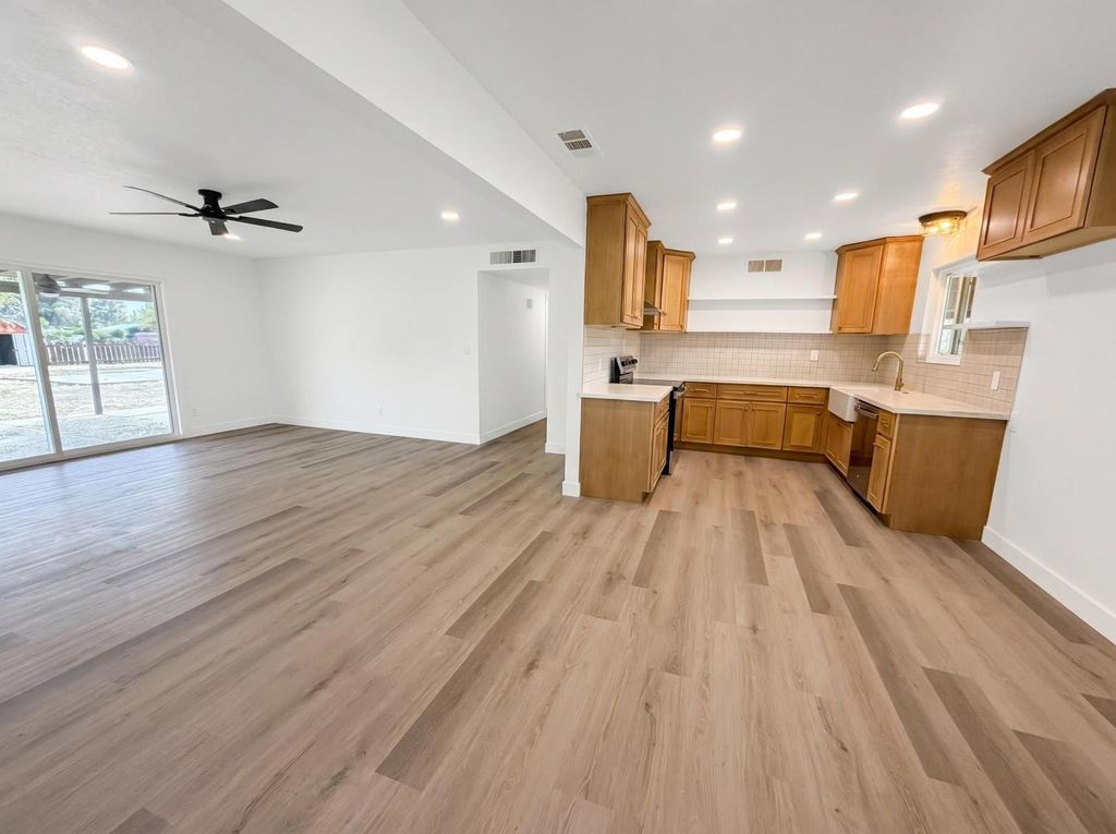 Image 9 of property listing at 7403 E Alluvial Avenue, Clovis, CA 93619