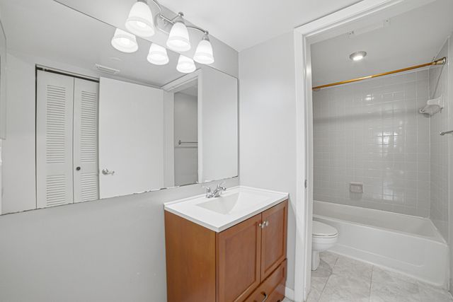 2871 N Oakland Forest Drive 210, Oakland Park, FL 33309