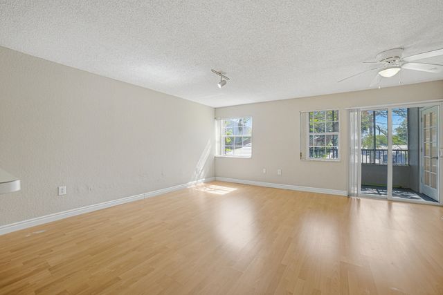 2871 N Oakland Forest Drive 210, Oakland Park, FL 33309