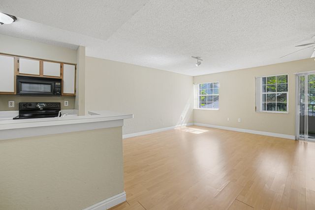 2871 N Oakland Forest Drive 210, Oakland Park, FL 33309