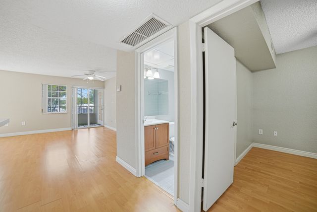 2871 N Oakland Forest Drive 210, Oakland Park, FL 33309