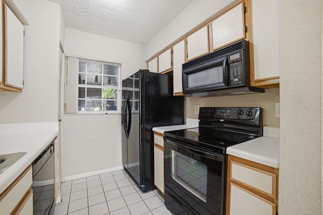2871 N Oakland Forest Drive 210, Oakland Park, FL 33309