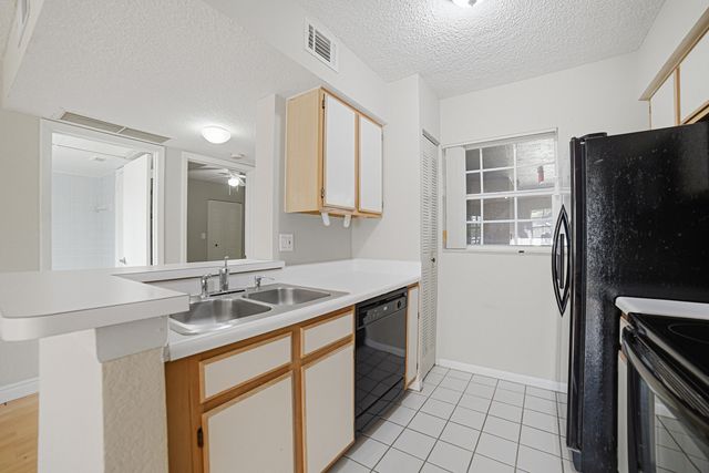 2871 N Oakland Forest Drive 210, Oakland Park, FL 33309