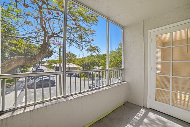 2871 N Oakland Forest Drive 210, Oakland Park, FL 33309