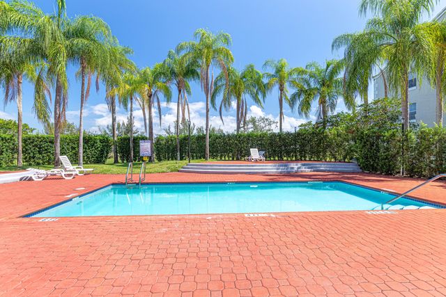 2871 N Oakland Forest Drive 210, Oakland Park, FL 33309