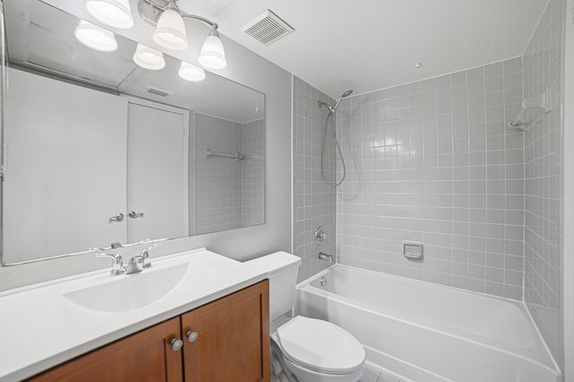 2871 N Oakland Forest Drive 210, Oakland Park, FL 33309