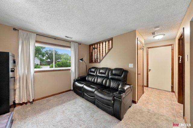 5612 Elk Circle, Lincoln, NE 68516