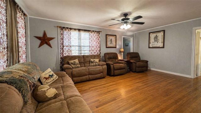 503 W Decherd St, Franklin, TX 77856