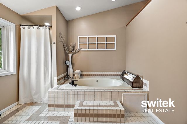 9750 Meadow Valley SE, Caledonia, MI 49316