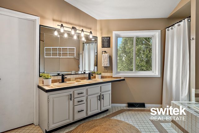 9750 Meadow Valley SE, Caledonia, MI 49316