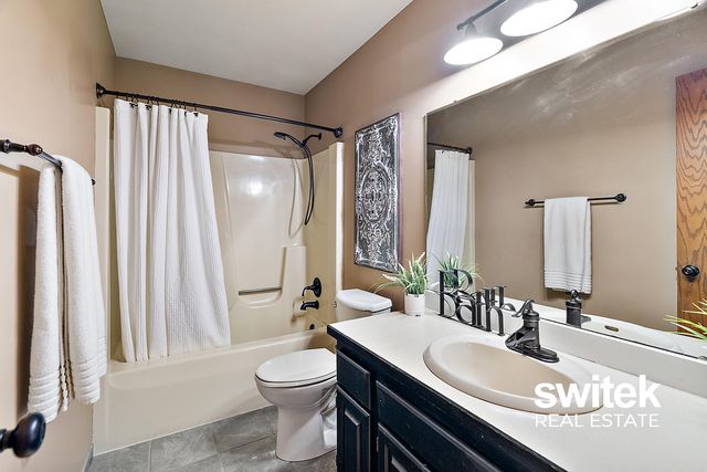 9750 Meadow Valley SE, Caledonia, MI 49316