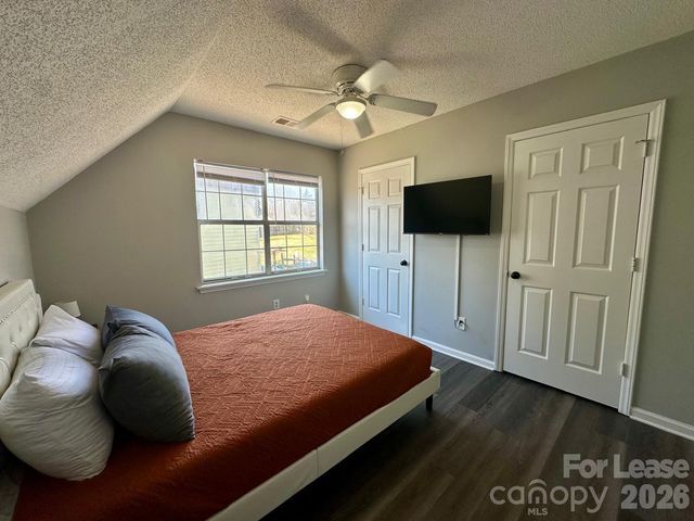 9501 Pondside Lane, Charlotte, NC 28213