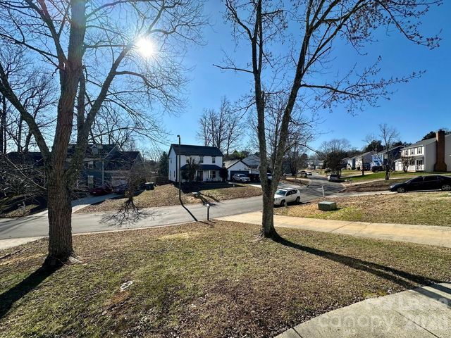 9501 Pondside Lane, Charlotte, NC 28213