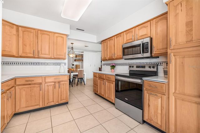 615 10TH AVENUE NE 1, St Petersburg, FL 33701