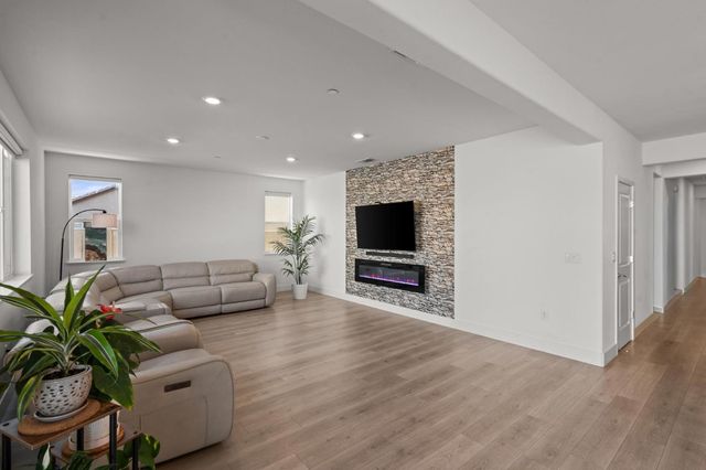 3394 Discovery Dr, Folsom, CA 95630
