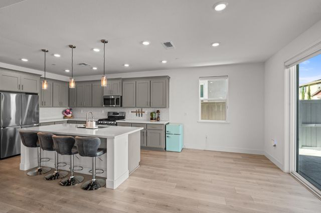 3394 Discovery Dr, Folsom, CA 95630