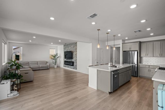 3394 Discovery Dr, Folsom, CA 95630