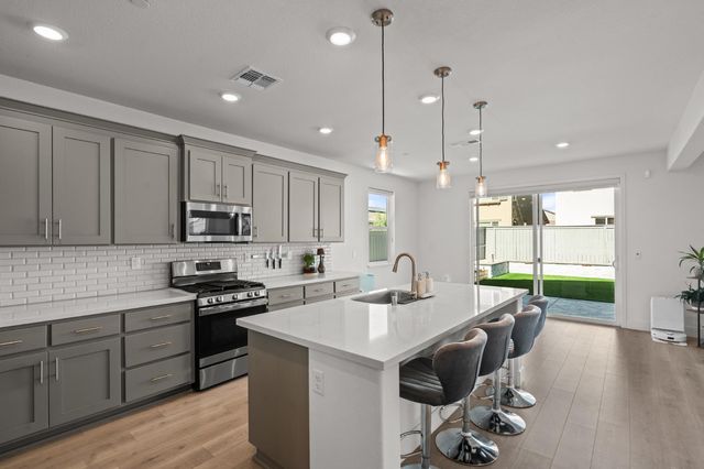 3394 Discovery Dr, Folsom, CA 95630