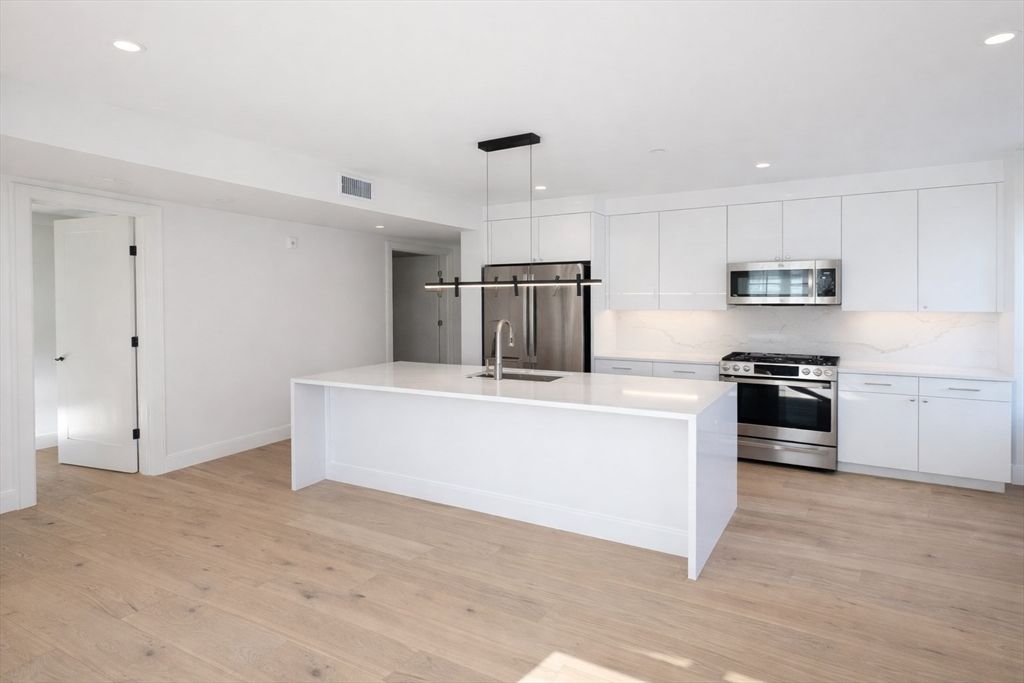 65 L Street 303, Boston, MA 02127