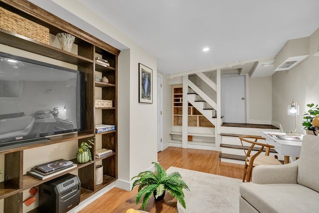 631 Chestnut Hill Ave 631, Brookline, MA 02445