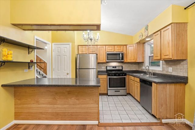 1018 BOB O LINK Lane, Darien, IL 60561