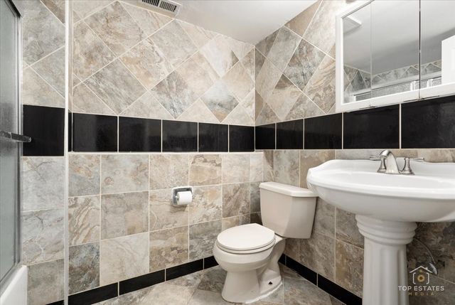 1018 BOB O LINK Lane, Darien, IL 60561