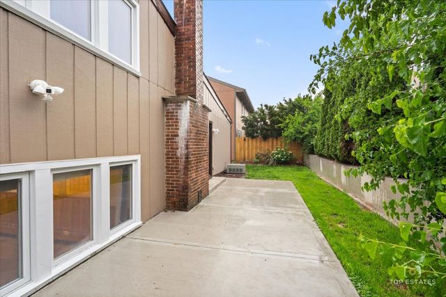 1018 BOB O LINK Lane, Darien, IL 60561